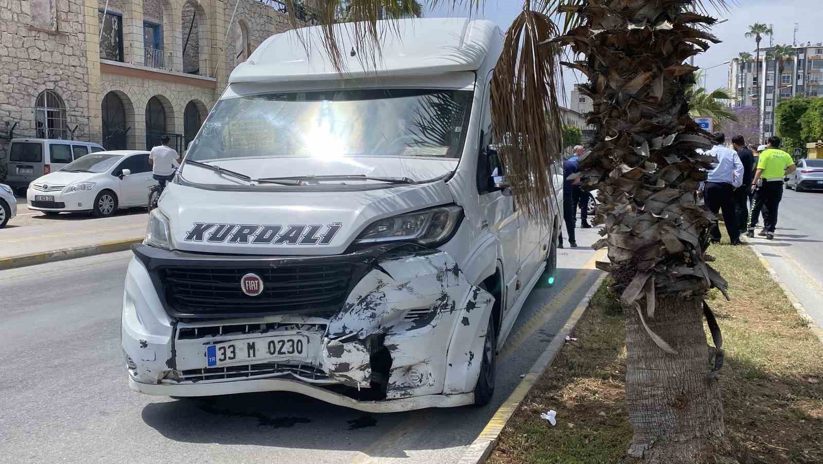2025/05/otomobil-refuju-asarak-yolcu-minibusu-ile-carpisti-3-yarali-20250508AW44-1.jpg