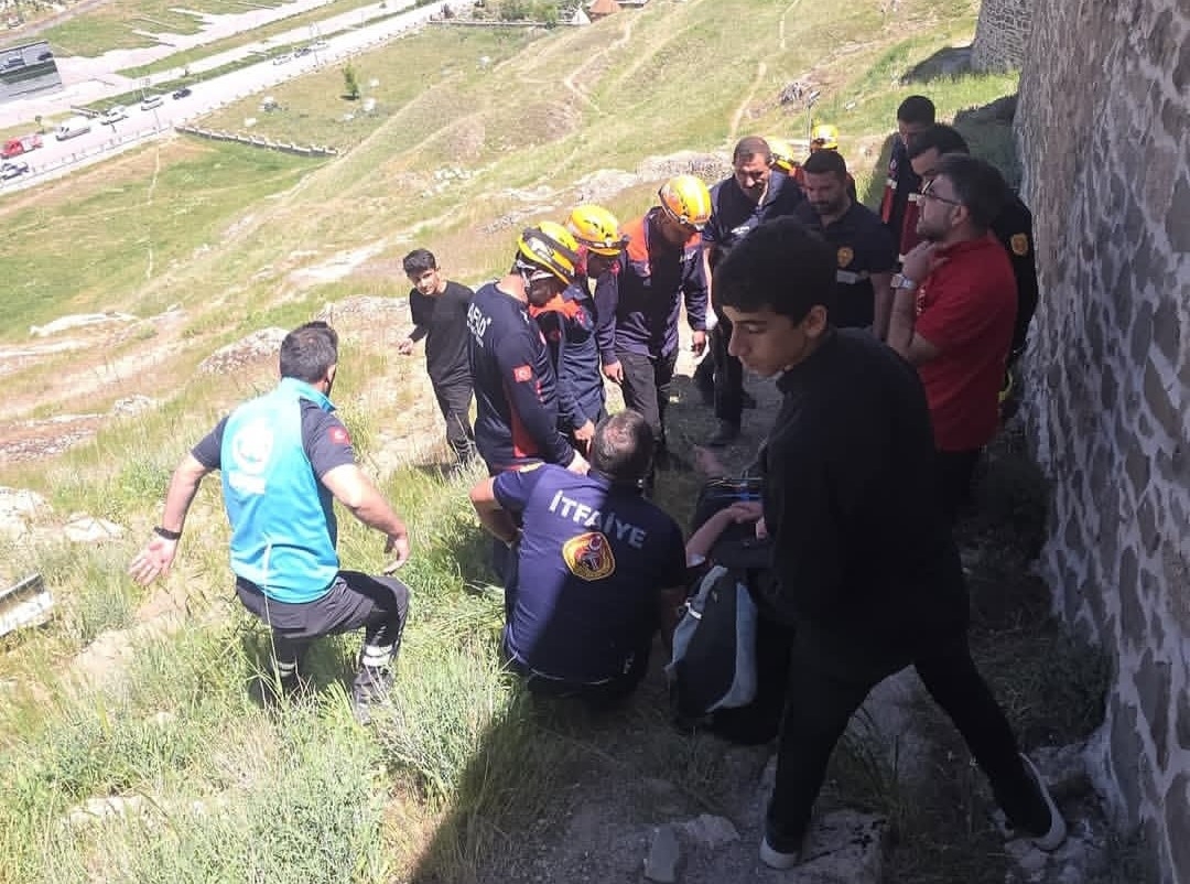 2025/05/tarihi-van-kalesi-eteklerinde-mahsur-kalan-vatandas-kurtarildi-20250522AW46-1.jpg