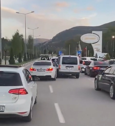2025/05/tokat-dugun-konvoyunda-tehlikeli-yaris-gelenek-ugruna-canlari-hice-saydilar-20250505AW44-1.jpg