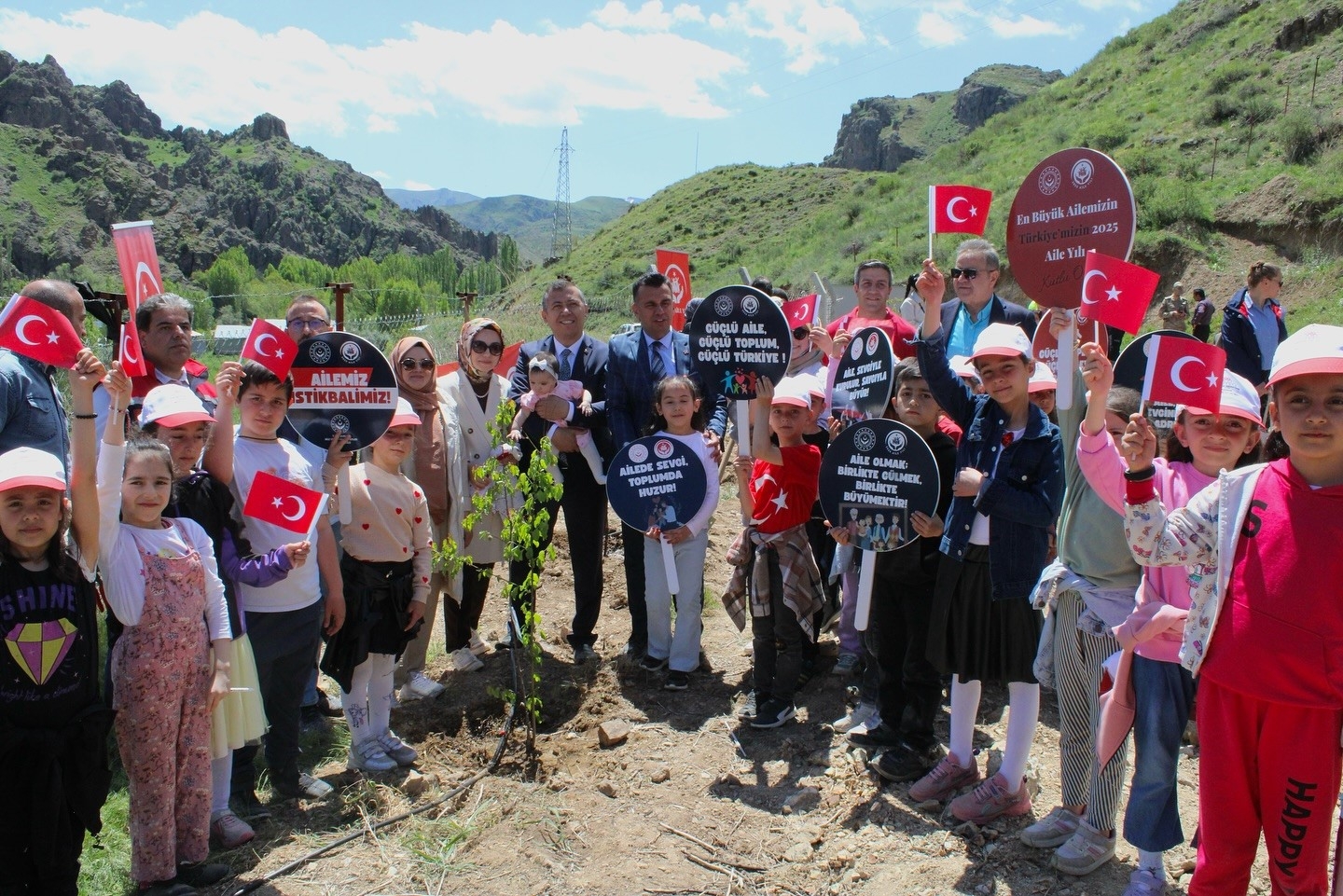 2025/05/tortumda-yeni-dogan-bebeklere-ozel-hatira-ormani-olusturuldu-20250522AW46-2.jpg