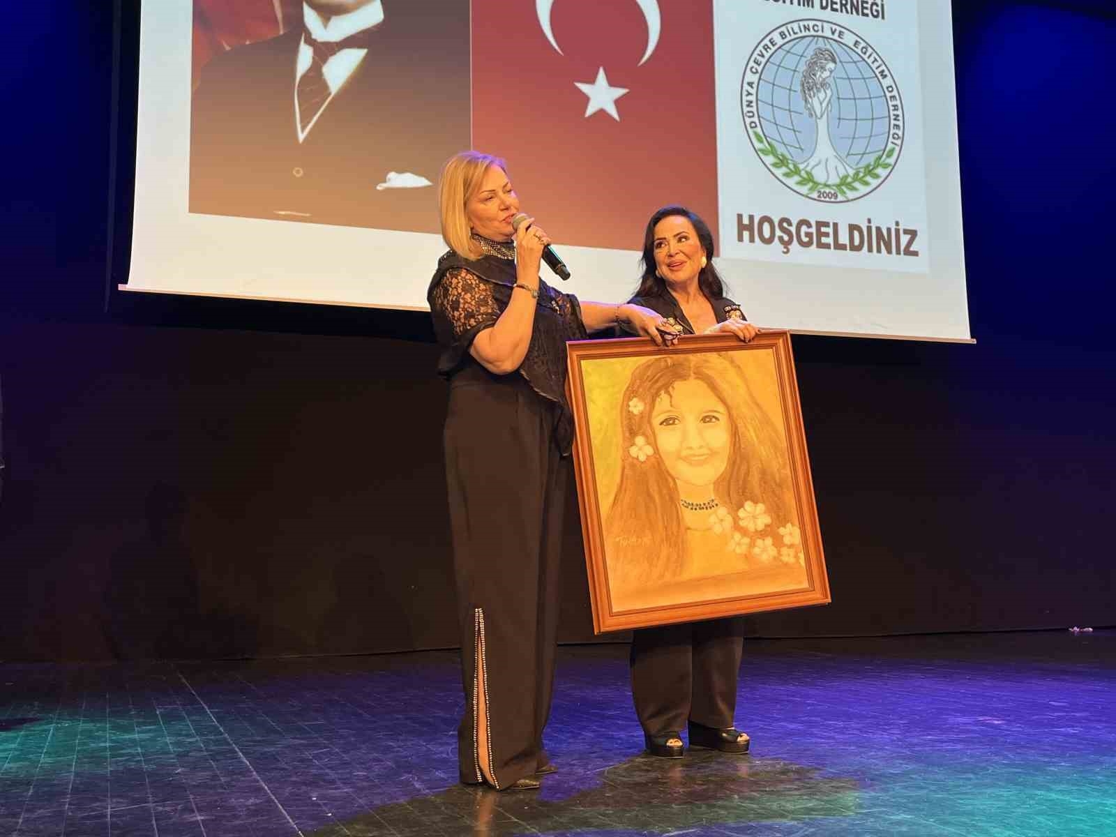 2025/05/turkan-sorayin-tablosu-ve-imzaladigi-kitabi-egitime-destek-icin-1-milyona-alici-buldu-20250508AW44-1.jpg