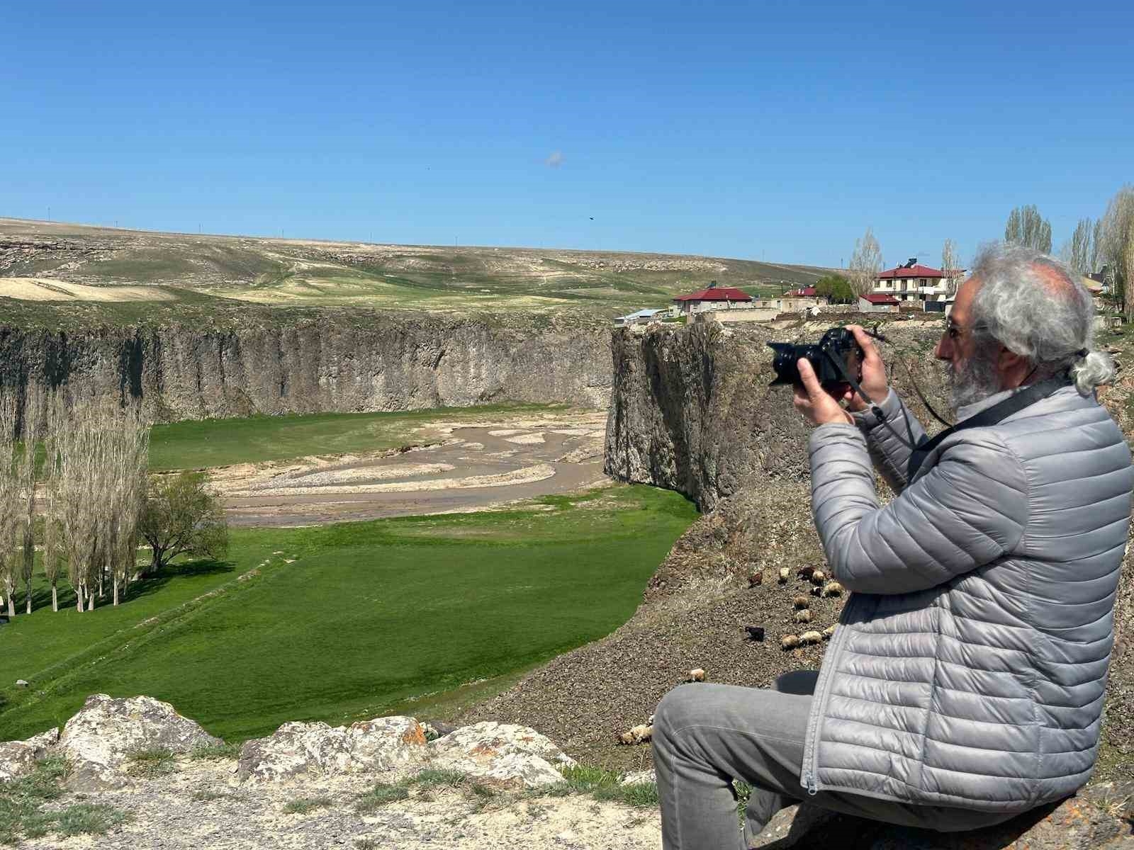 2025/05/unlu-fotografci-cerkes-karadagin-objektifinden-agrinin-gizemli-tanigi-murat-kanyonu-20250509AW45-1.jpg