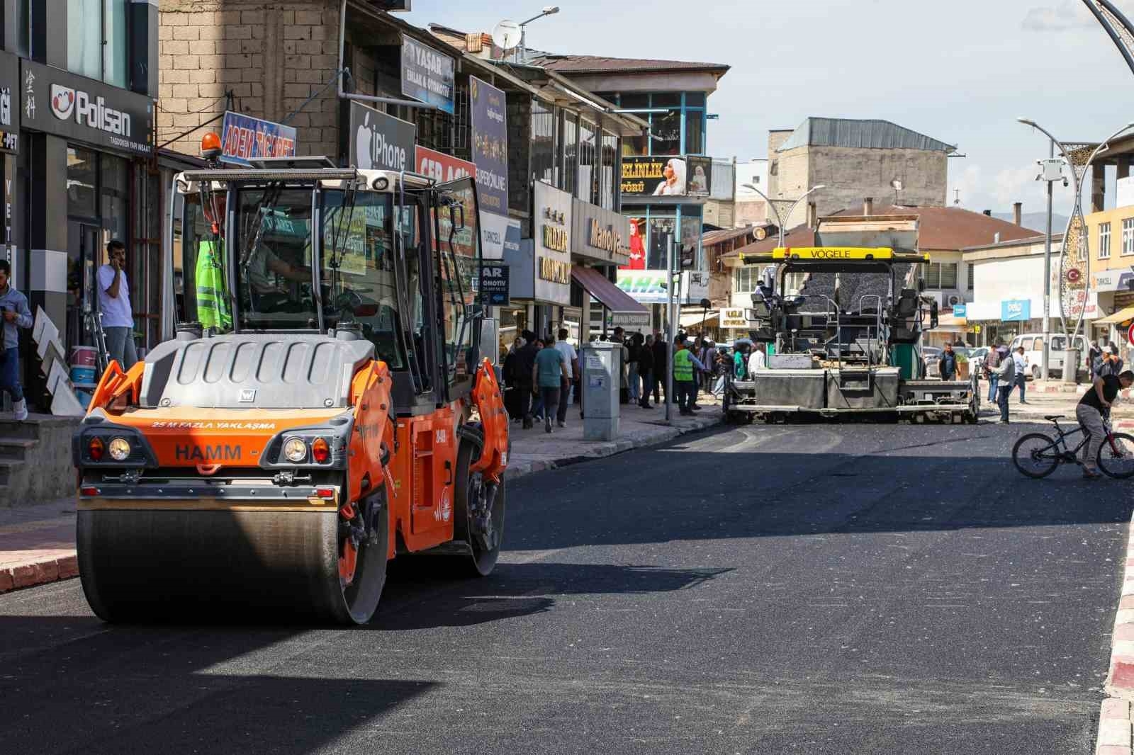 2025/05/van-buyuksehir-belediyesi-erciste-sicak-asfalt-calismalarina-basladi-20250527AW46-1.jpg