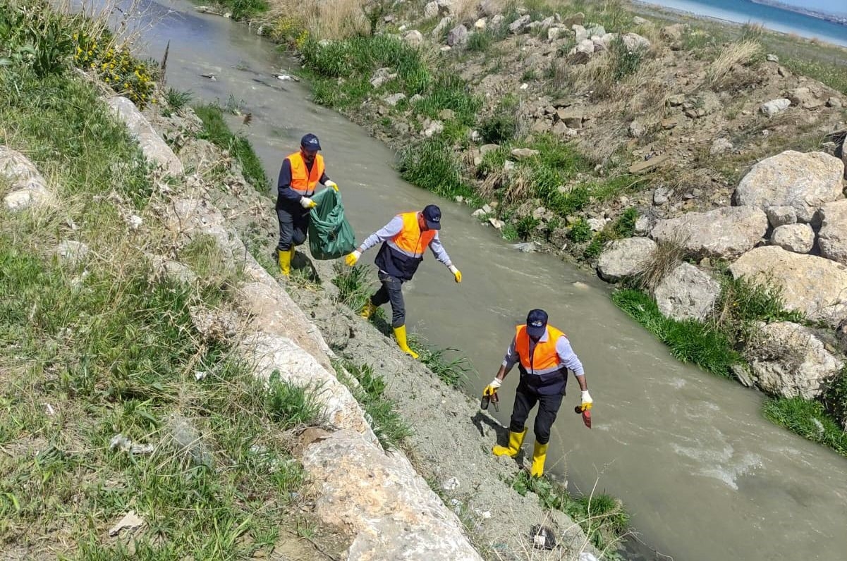 2025/05/van-buyuksehir-belediyesi-inci-kefali-goc-guzergahindaki-dereleri-temizledi-20250516AW45-2.jpg