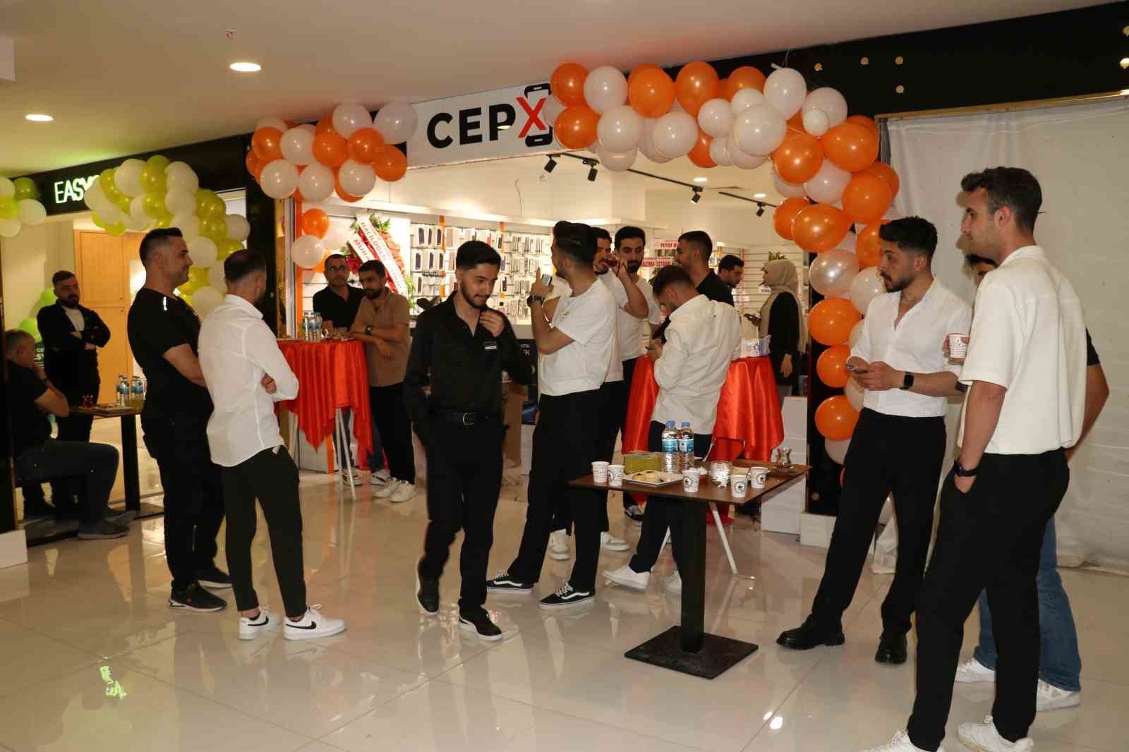 2025/05/vanda-genc-girisimcilerden-yeni-telefon-magazasi-cep-x-hizmete-acildi-20250524AW46-1.jpg