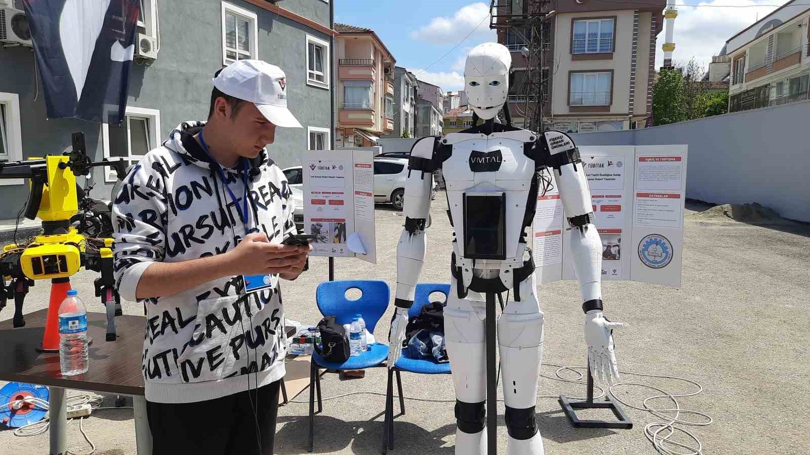 2025/05/vezirkoprude-liselilerden-inanilmaz-projeler-insansi-robot-ve-robot-kopek-goz-kamastirdi-20250517AW45-1.jpg