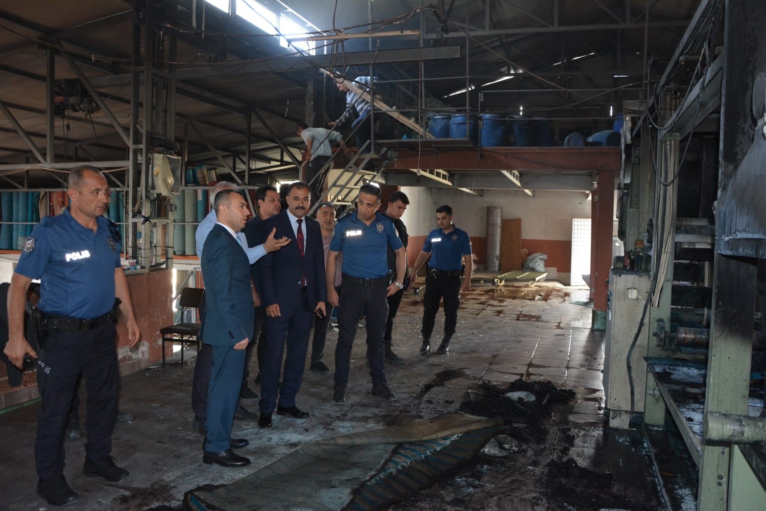 2025/05/yangin-manisadaki-hali-fabrikasini-vurdu-20250523AW46-1.jpg