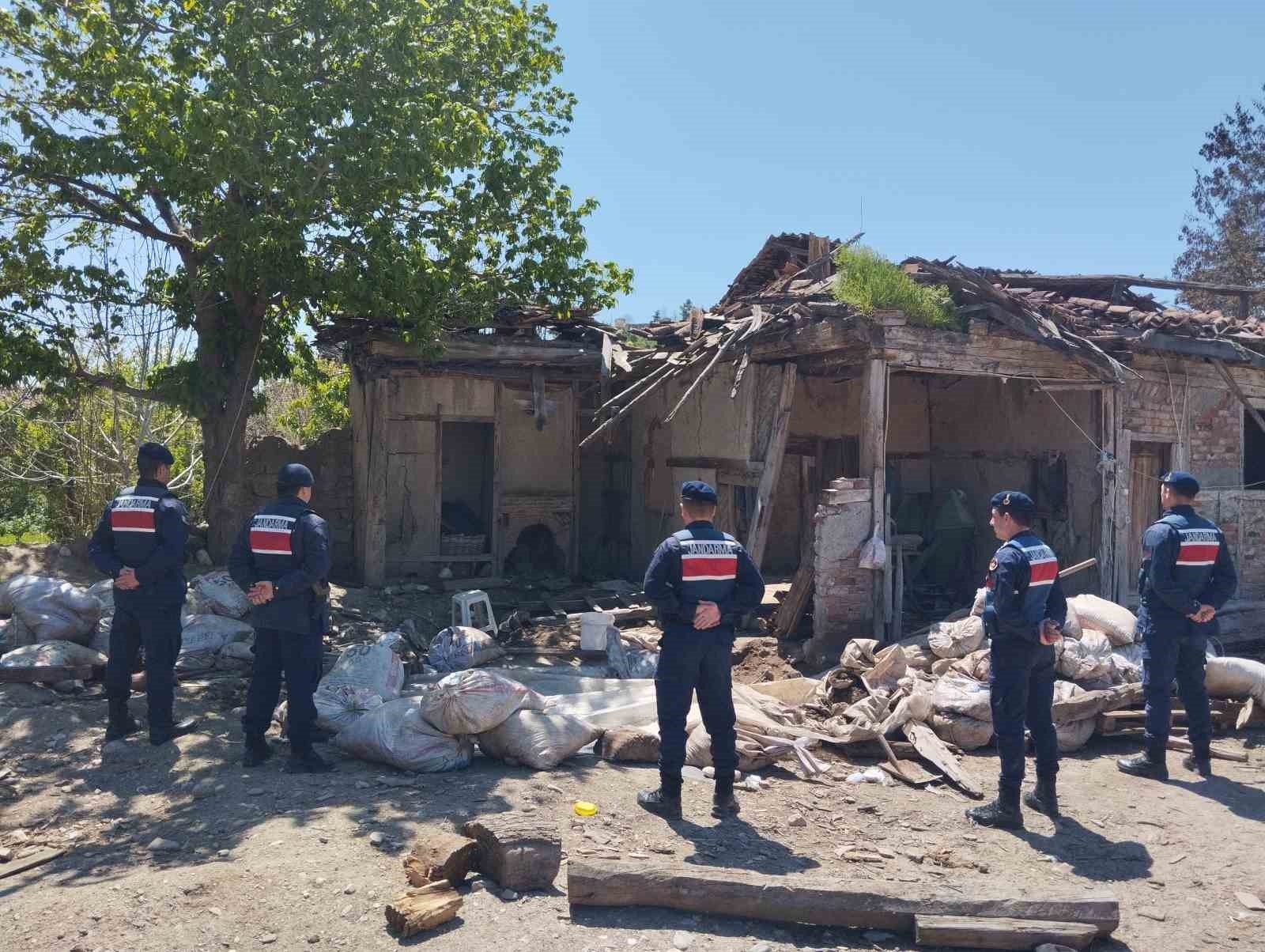 2025/05/zilede-izinsiz-kazida-2-bin-yillik-roma-mozagi-bulundu-2-tutuklama-20250507AW44-1.jpg