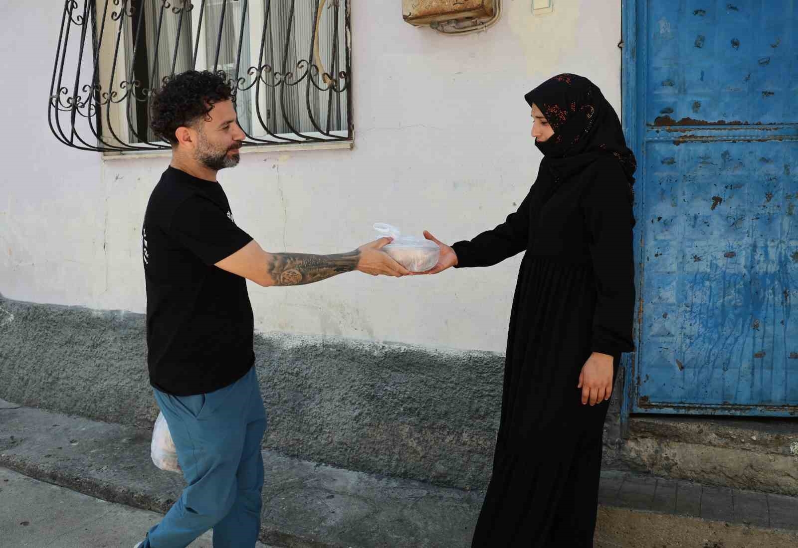 2025/06/adanada-ihtiyac-sahibi-ailelere-et-dagitildi-20250608AW47-1.jpg