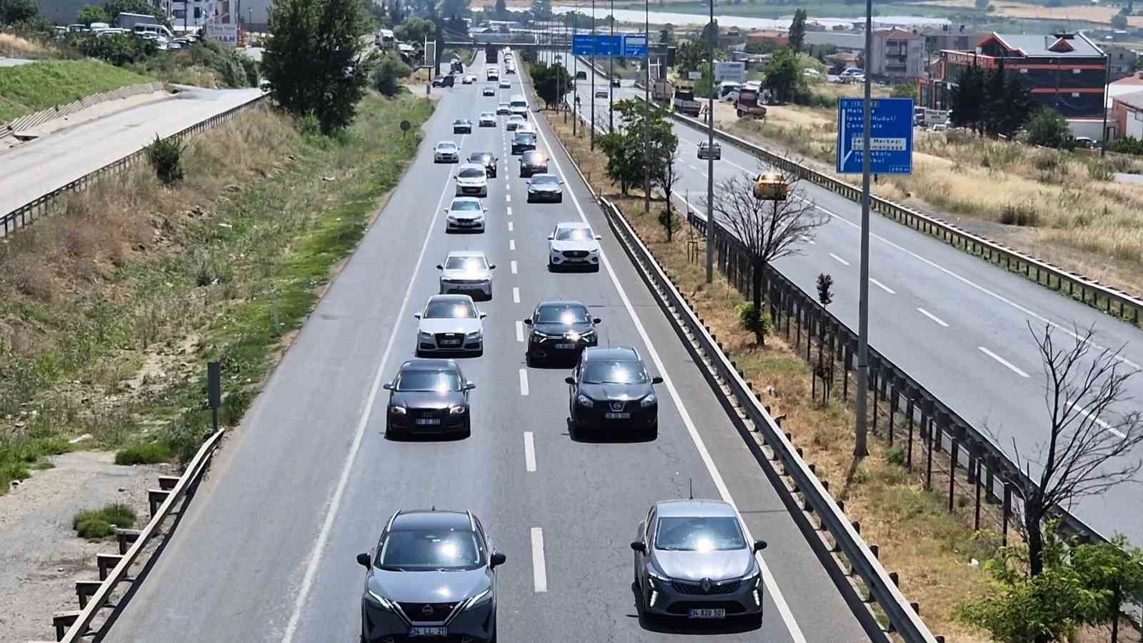2025/06/bayram-donusu-tekirdag-istanbul-yolunda-yogunluk-kilometrelerce-arac-kuyrugu-havadan-goruntulendi-20250609AW47-1.jpg