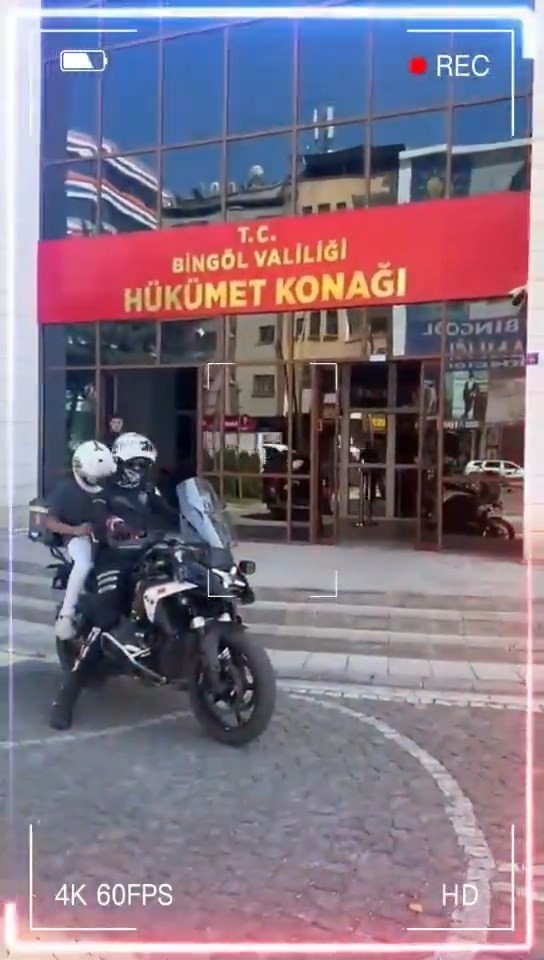 2025/06/bingolde-lgsye-gec-kalan-ogrencilere-polis-yardimi-20250615AW47-1.jpg