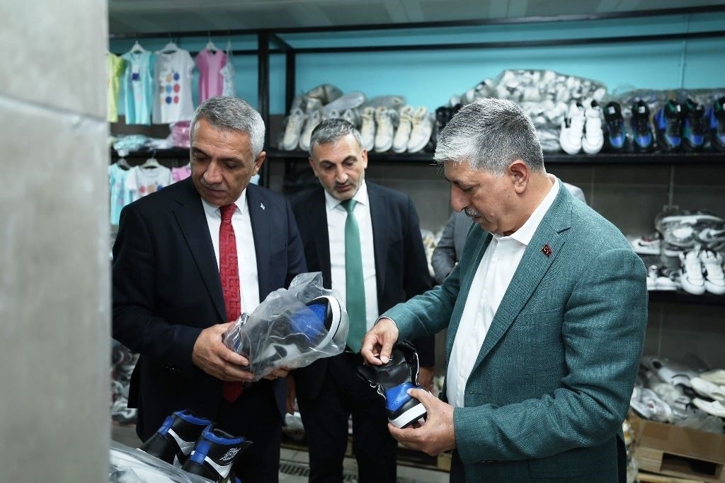 2025/06/dilovasi-sevgi-magazasi-bayram-oncesi-ihtiyac-sahiplerine-umut-oluyor-20250603AW46-1.jpg