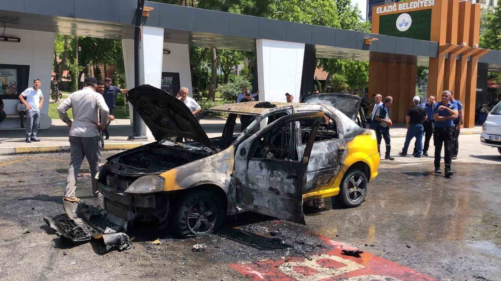 2025/06/elazigda-ticari-taksi-bir-anda-alev-topuna-dondu-surucu-yaralandi-20250608AW47-1.jpg