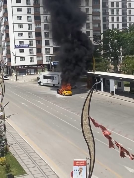 2025/06/elazigda-ticari-taksi-bir-anda-alev-topuna-dondu-surucu-yaralandi-20250608AW47-2.jpg