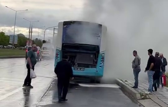 2025/06/erzurumda-seyir-halindeki-otobus-alev-aldi-yolcular-panikle-tahliye-oldu-20250604AW46-2.jpg