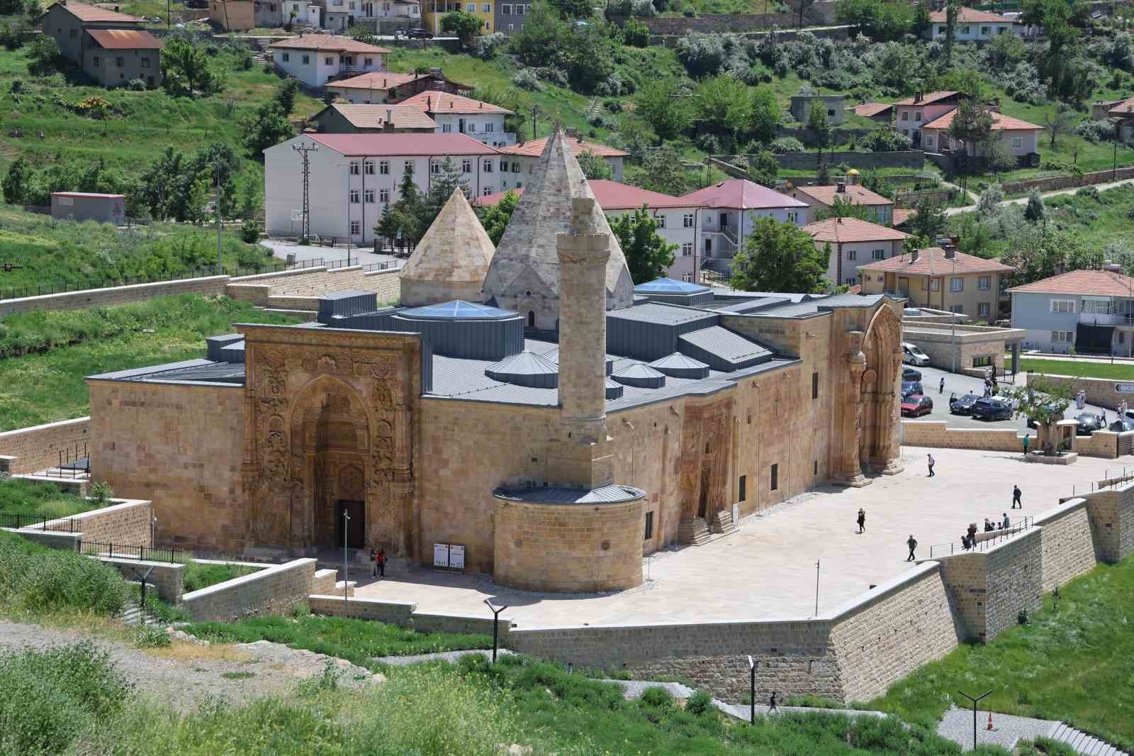 2025/06/evliya-celebinin-ovguyle-bahsettigi-divrigi-ulu-cami-ve-sifahanesi-ziyaretci-akinina-ugruyor-20250606AW47-1.jpg