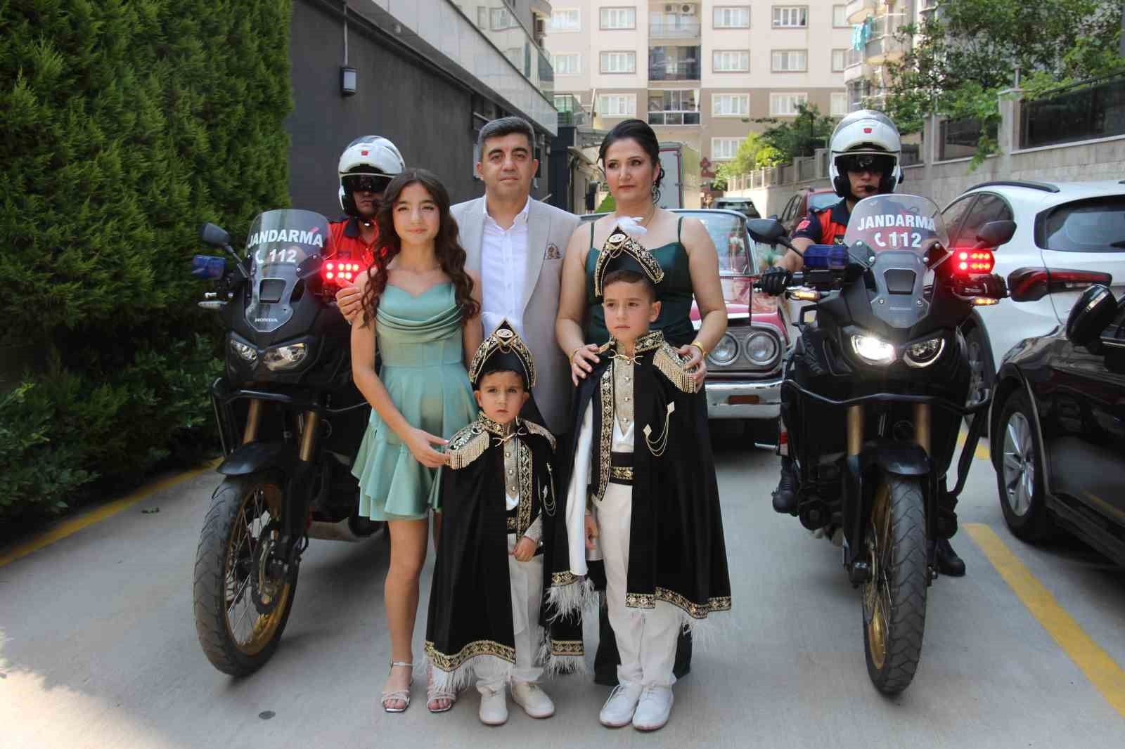 2025/06/gazi-astsubay-ferhat-akgulden-anlamli-kutlama-jandarma-yil-donumu-ve-ogullarinin-sunneti-bir-arada-20250614AW47-1.jpg