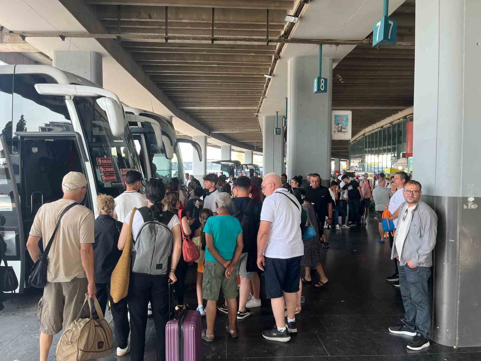 2025/06/izmir-otogarinda-bayram-tatili-donusu-yogunlugu-20250609AW47-1.jpg