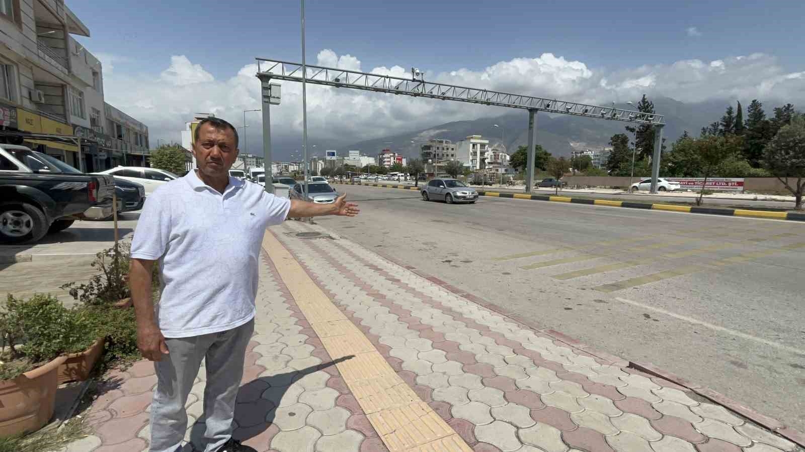 2025/06/karsiya-gecmeye-calisan-yasli-adama-kamyonet-carpti-o-anlar-kamerada-20250605AW47-2.jpg