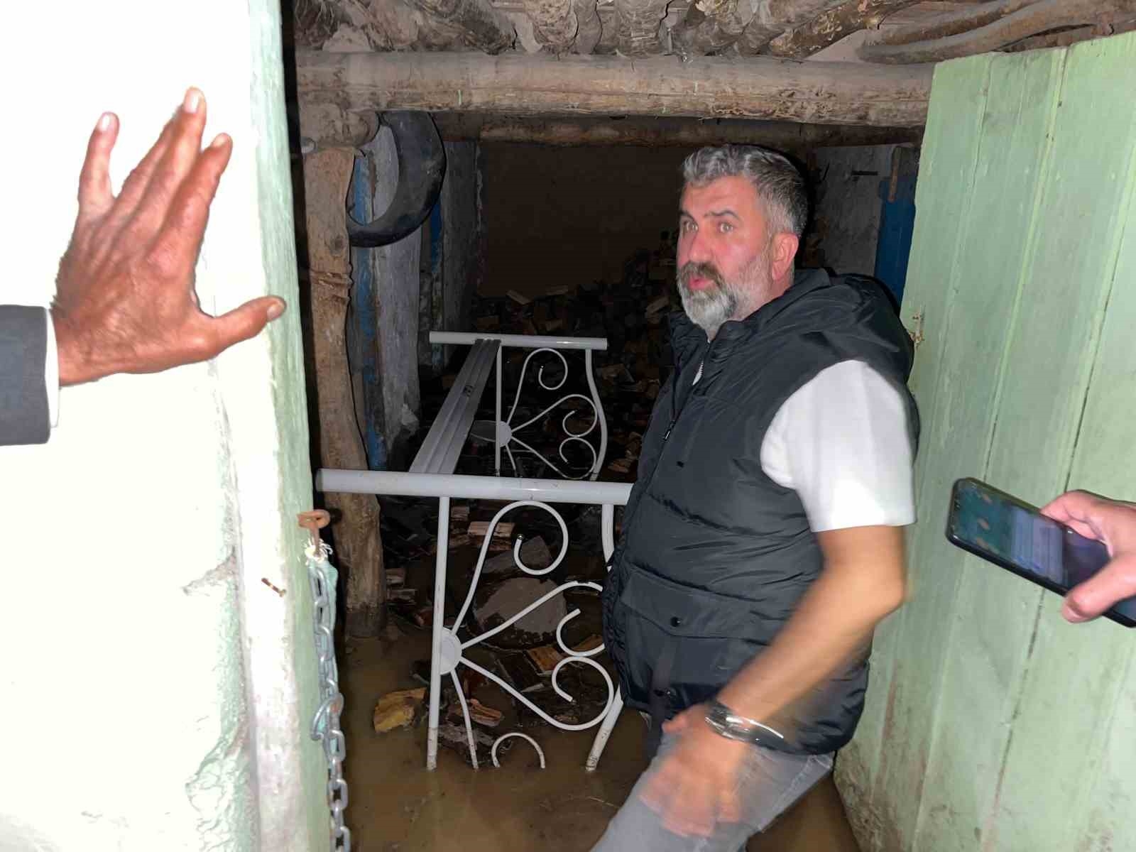 2025/06/kirsehir-toklumen-koyunde-sel-ve-su-baskini-bir-ev-yikildi-tahliyeler-yapildi-20250602AW46-1.jpg