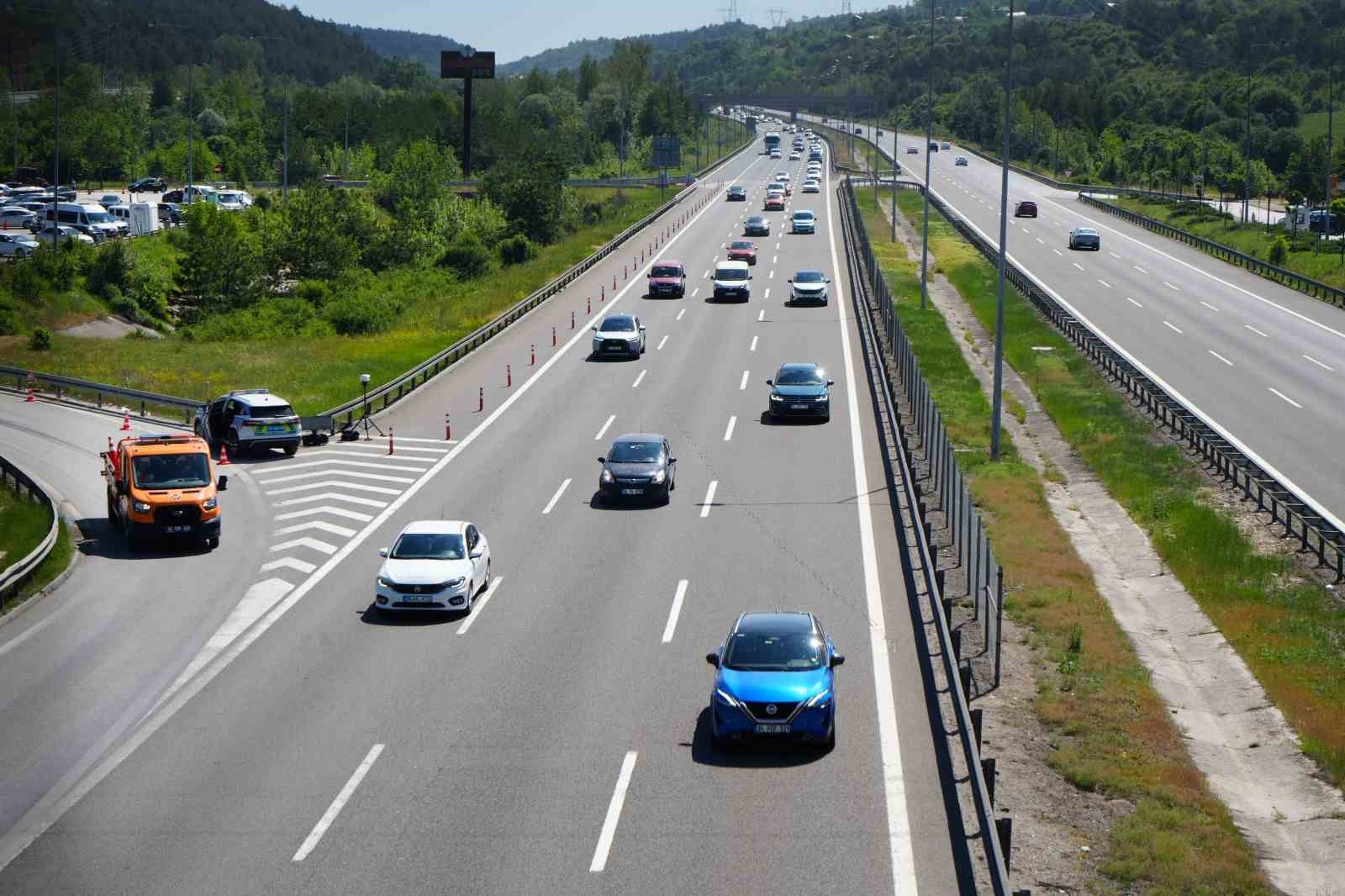 2025/06/kurban-bayrami-tatili-bitiyor-bolu-gecisinde-akici-yogunluk-basladi-20250609AW47-1.jpg