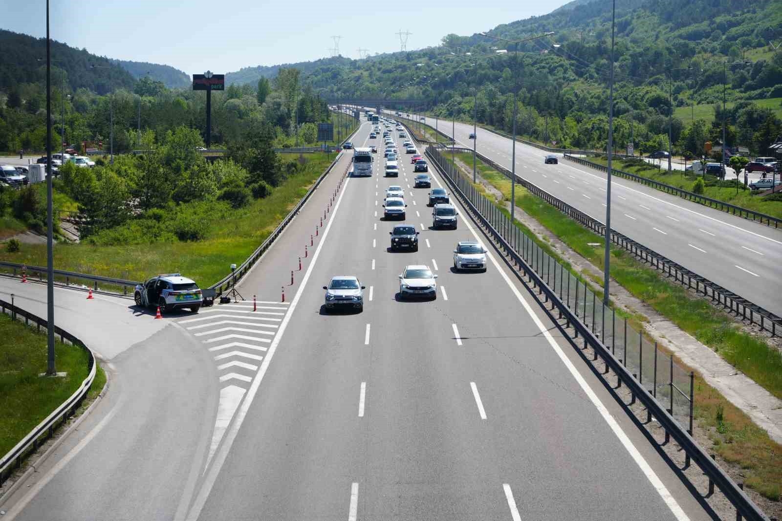 2025/06/kurban-bayrami-tatili-bitiyor-bolu-gecisinde-akici-yogunluk-basladi-20250609AW47-2.jpg