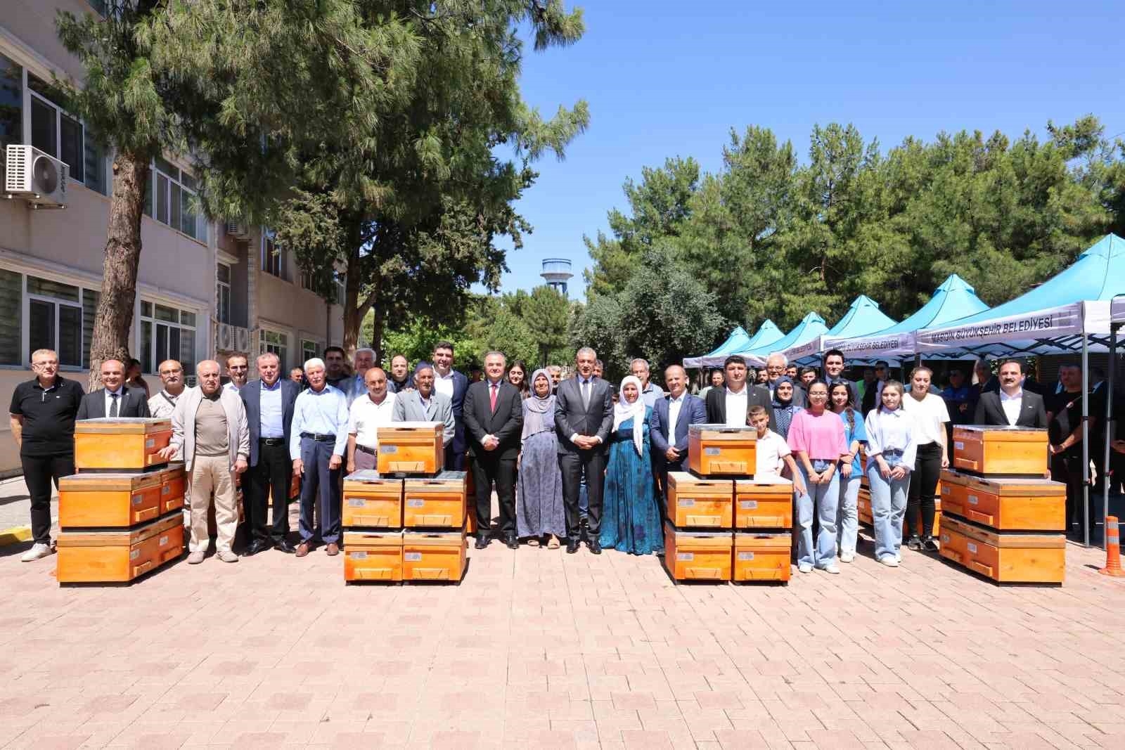 2025/06/mardinde-kirsal-kalkinmaya-dev-destek-800-ureticiye-4-bin-arili-kovan-dagitimi-basladi-20250605AW47-1.jpg