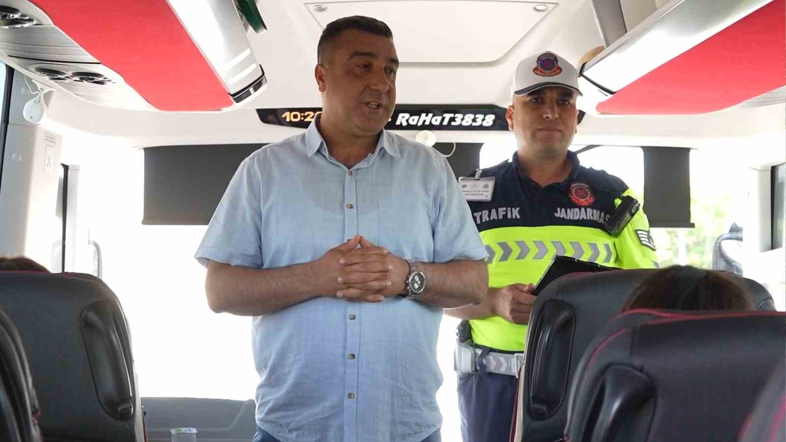 2025/06/otobuste-sessiz-denetim-yolcu-gibi-bindi-seyahat-boyunca-surucuyu-gozlemledi-20250605AW47-1.jpg