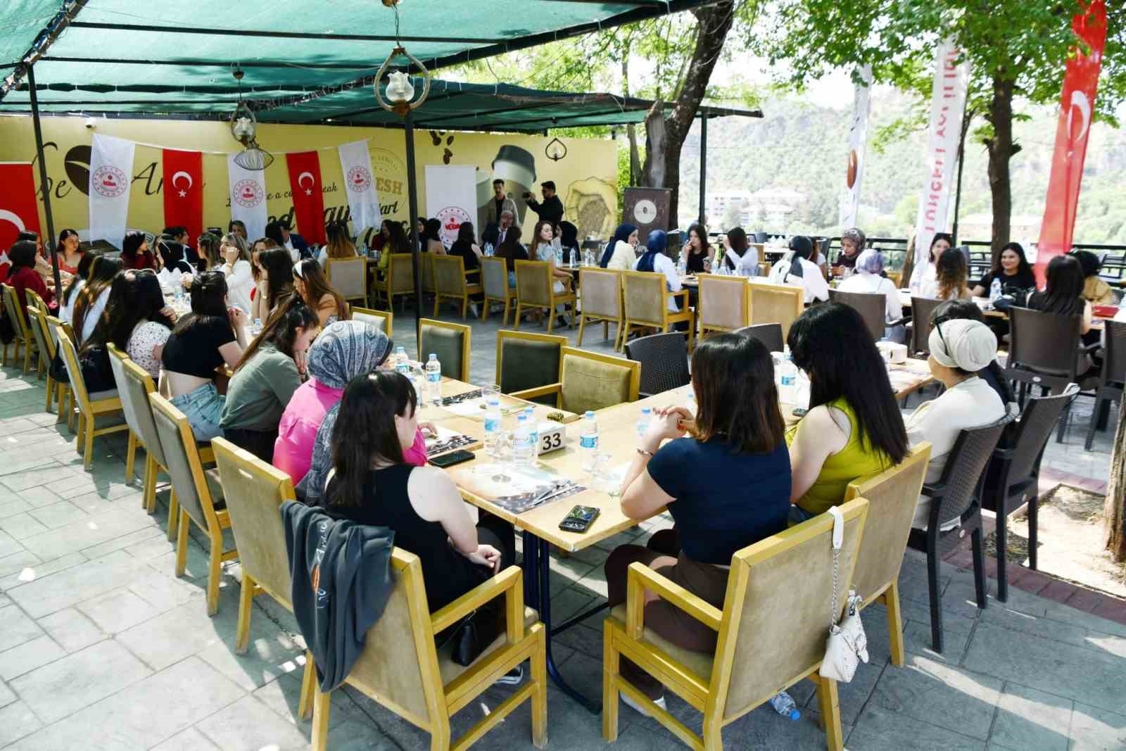 2025/06/tunceli-valisi-aygolden-sinavlar-nedeniyle-memleketine-gidemeyen-ogrencilere-bayram-kahvaltisi-20250608AW47-1.jpg