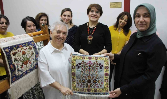 230 bin ilmek atarak dokudu, halısına 100 bin lira değer biçti