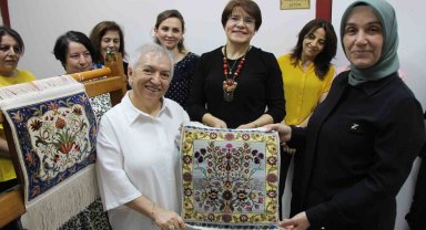 230 bin ilmek atarak dokudu, halısına 100 bin lira değer biçti