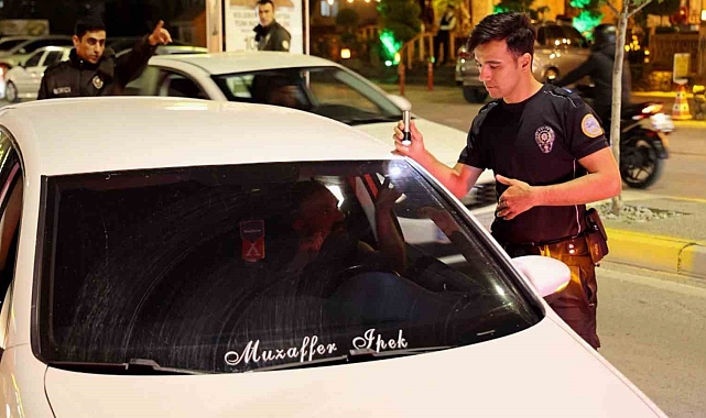 Aksaray&#039;da araç camlarındaki filmler bir bir söküldü