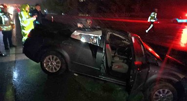 Ankara'da yağış nedeniyle kontrolden çıkan araç bariyere çarptı: 1 ölü, 5 yaralı