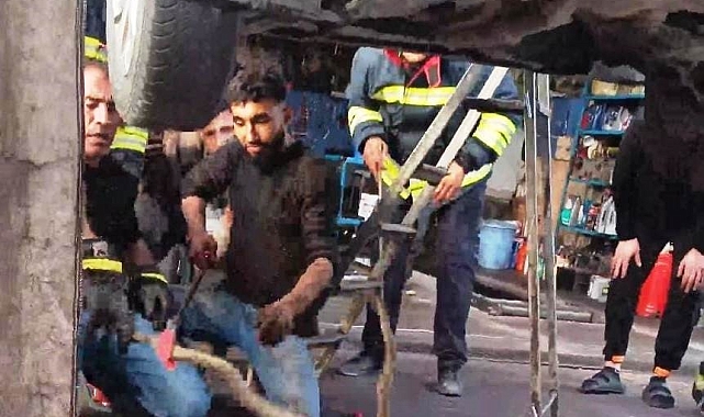 Aracın motoruna giren yılanı itfaiye çıkardı