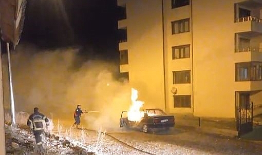 Ardahan’da park halindeki otomobil alev alev yandı