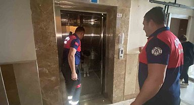 Asansörde mahsur kalan anne ve çocuğu kurtarıldı