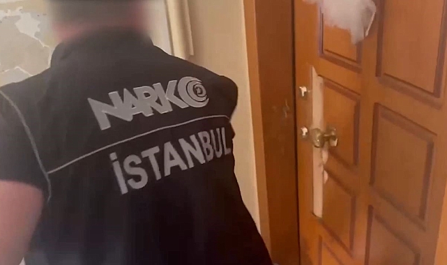 Avcılar&#039;da polisin geldiğini görünce evdeki uyuşturucuları ateşe veren zehir tacirleri böyle yakalandı