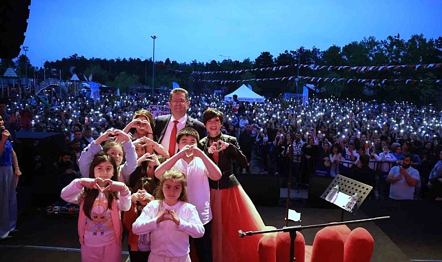 Aydilge coştu, coşturdu