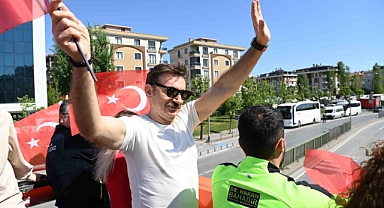 Bahçelievler Belediye Başkanı Dr. Hakan Bahadır Türk Bayraklarıyla teşekkür turu attı