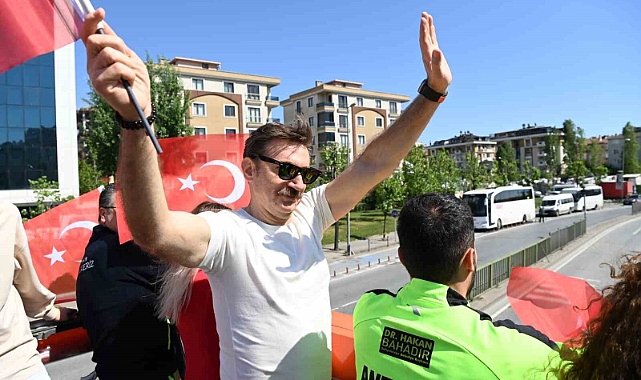 Bahçelievler Belediye Başkanı Dr. Hakan Bahadır Türk Bayraklarıyla teşekkür turu attı