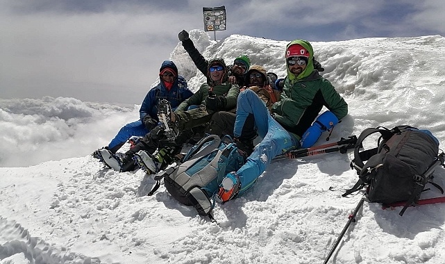 Dağcılar Ağrı Dağında ilk baharda kayak yaptı