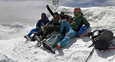 Dağcılar Ağrı Dağında ilk baharda kayak yaptı