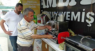 Depremzede baba oğulun konteynerde ekmek mücadelesi