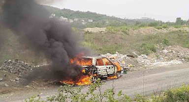 Eşine kızdı yol ortasında aracını ateşe verdi