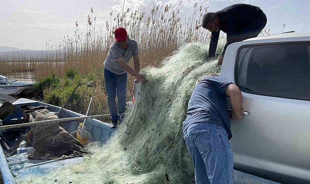 Gölde yasak döneme rağmen balık avı için tatlı sulara serilen metrelerce ağ ele geçirildi