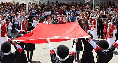 Iğdır'da 23 Nisan Ulusal Egemenlik ve Çocuk Bayramı kutlamaları renkli görüntülere sahne oldu