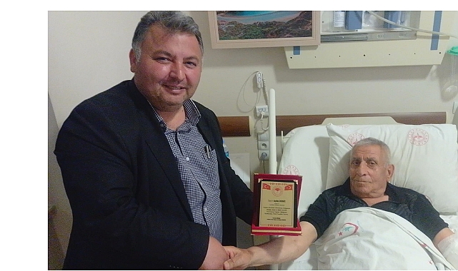 Iğdır medyasının koca çınarı Deniz&#039;e hasta yatağında plaket