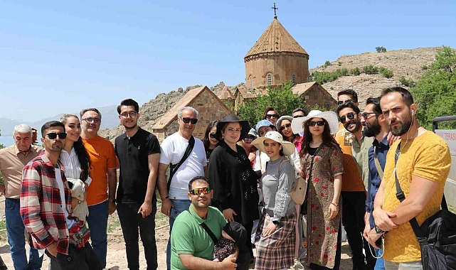 İranlı turizmciler Akdamar Adası&#039;na hayran kaldı