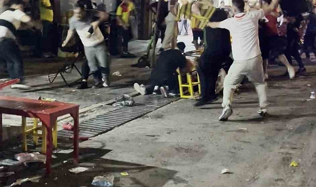 İş yerine sığınan genci taraftarlara vermediler, ortalık savaş alanına döndü