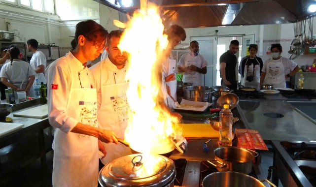 İsrafa dikkat çekmek isteyen İtalyan ve Ürdünlü gençler artık malzemelerle hünerlerini sergiledi